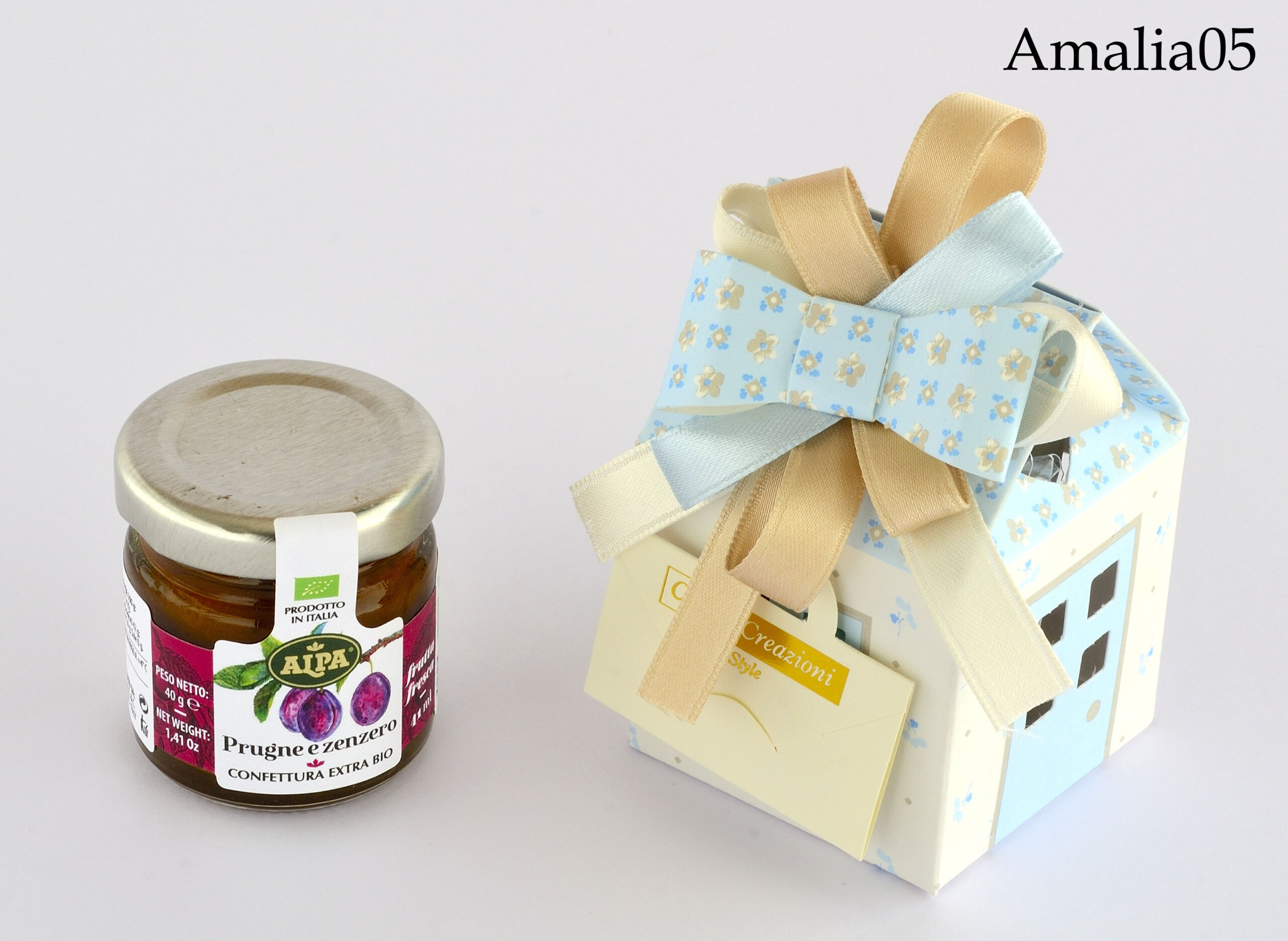 CASETTA PICCOLA CON MARMELLATA DA 40GR CM 5X5XH.8 AMALIA CASETTA PICCOLA CON MARMELLATA DA 40GR CM 5X5XH.8 AMALIA