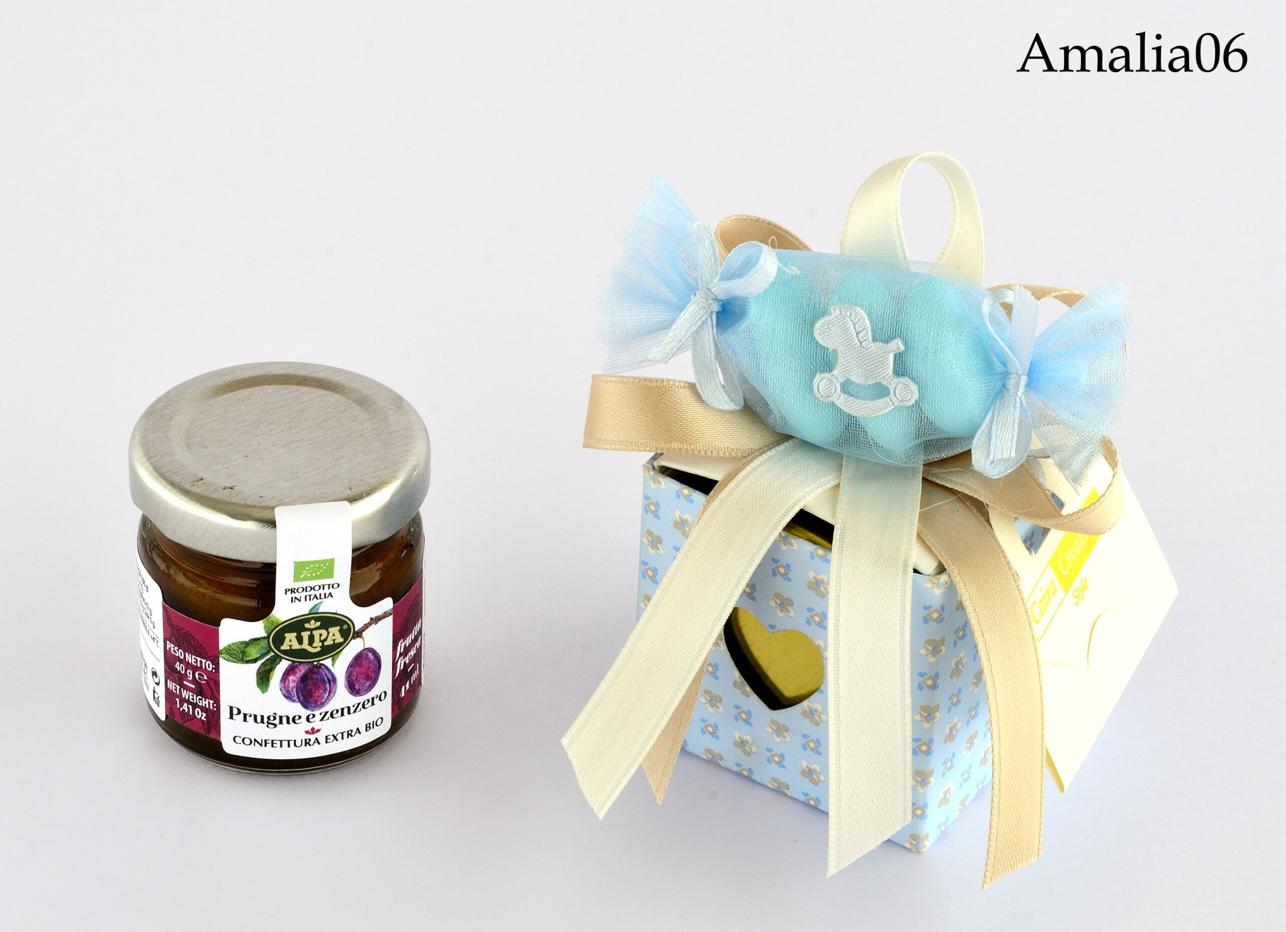 SCATOLA CON CORDINO CON MARMELLATA DA 40GR CM 5X5XH.10 AMALIA SCATOLA CON CORDINO CON MARMELLATA DA 40GR CM 5X5XH.10 AMALIA