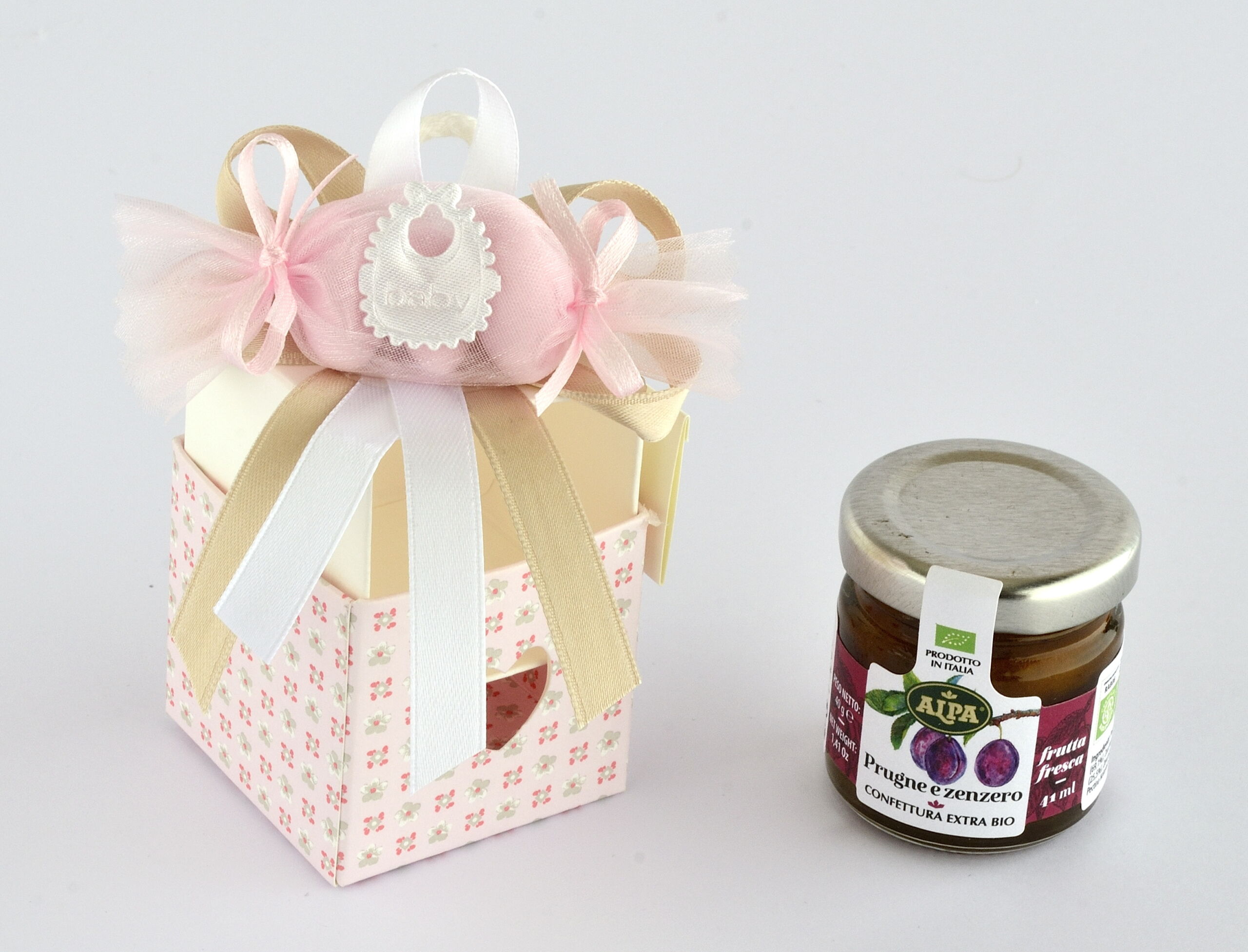 SCATOLA CON CORDINO E MARMELLATA DA 40GR CM 5X5XH.7 SOFIA SCATOLA CON CORDINO E MARMELLATA DA 40GR CM 5X5XH.7 SOFIA