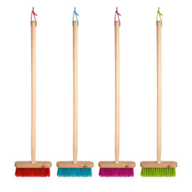 SCOPA PER BAMBINI COLORI ASSORTITI CM 20XH81 AL PZ SCOPA PER BAMBINI COLORI ASSORTITI CM 20XH81 AL PZ